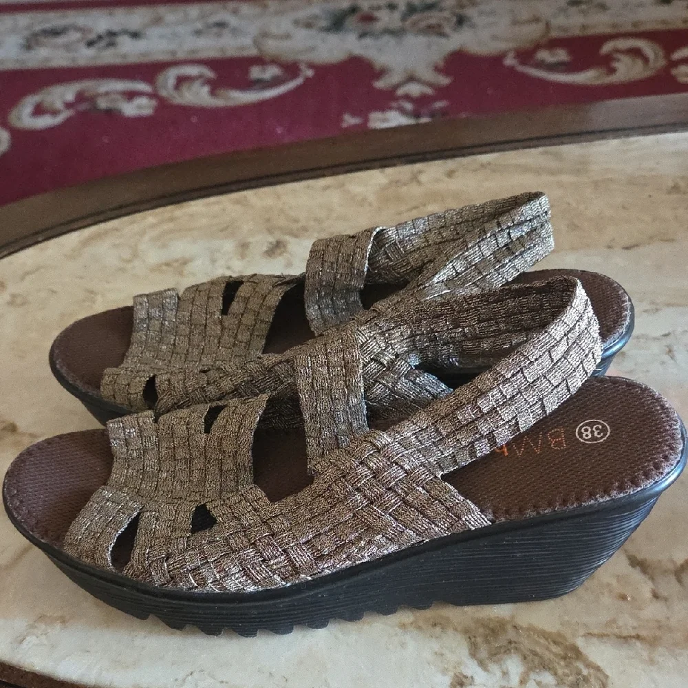 MB Bernie Mev. Shimmering Dark Gold Womens Slingback Heel Sandals